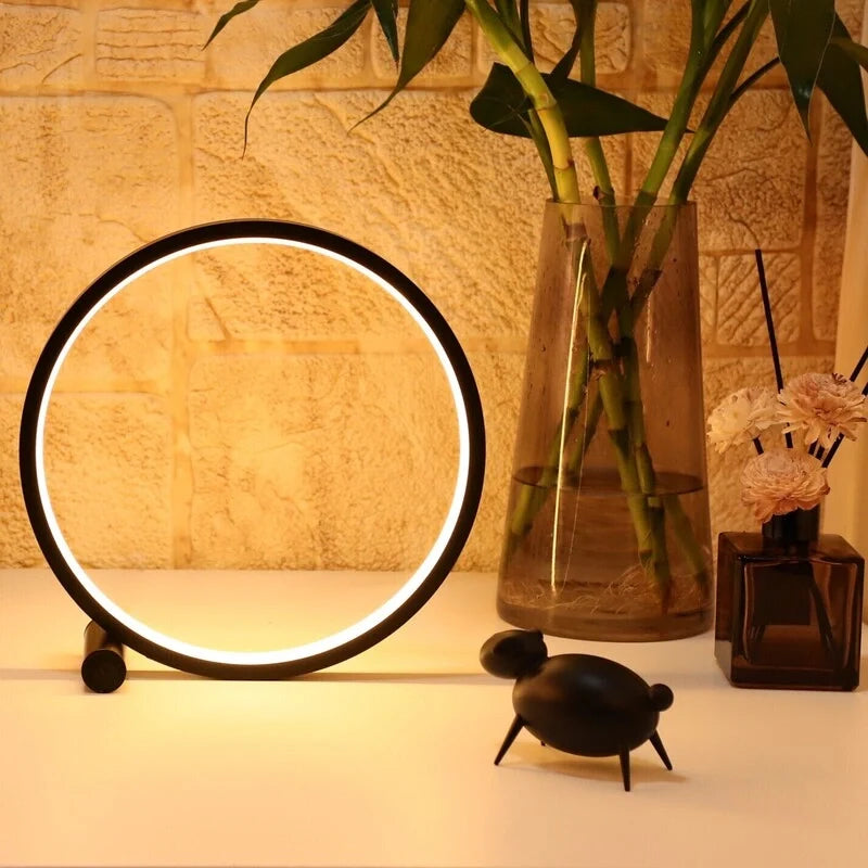 Halo lampa na noční stolek
