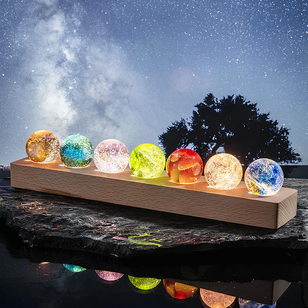 Svítící křišťálové koule s galaxií