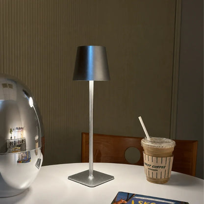 Candeeiro de mesa alto com intensidade regulável