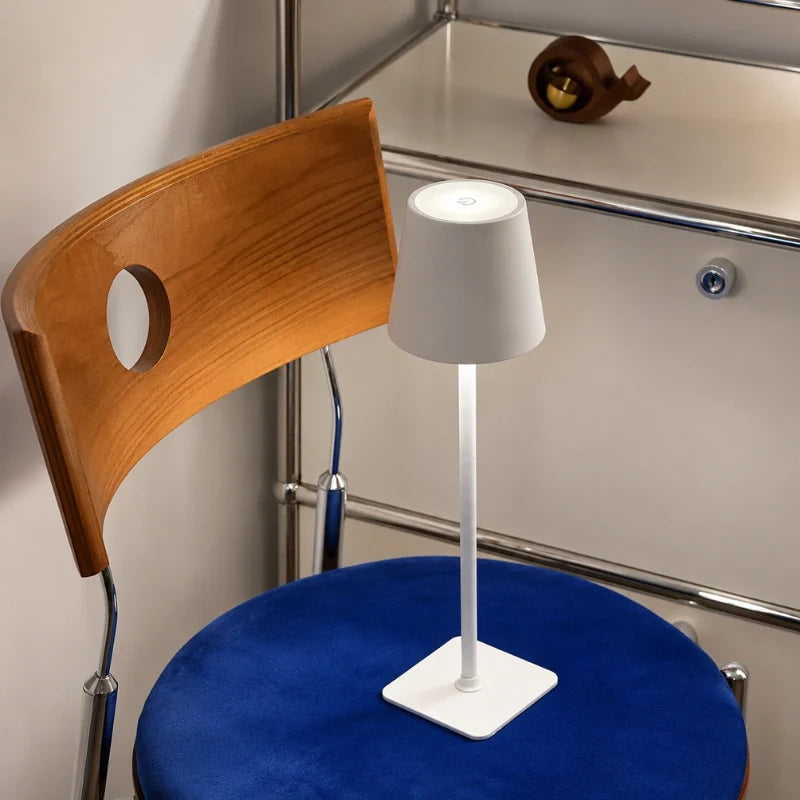 Candeeiro de mesa alto com intensidade regulável
