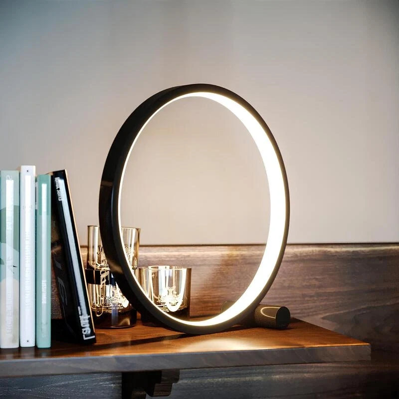 Halo lampa na noční stolek