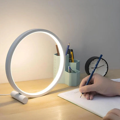Halo lampa na noční stolek