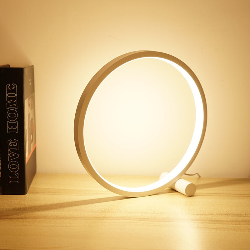 Halo lampa na noční stolek