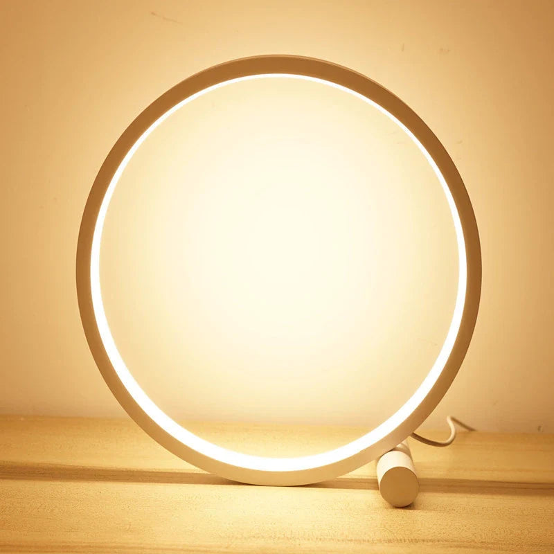 Halo lampa na noční stolek